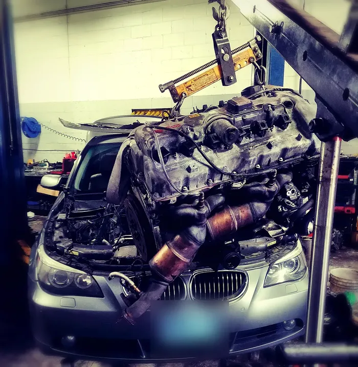 Mechanic Nation real work: BMW E60 5 Series during engine replacement