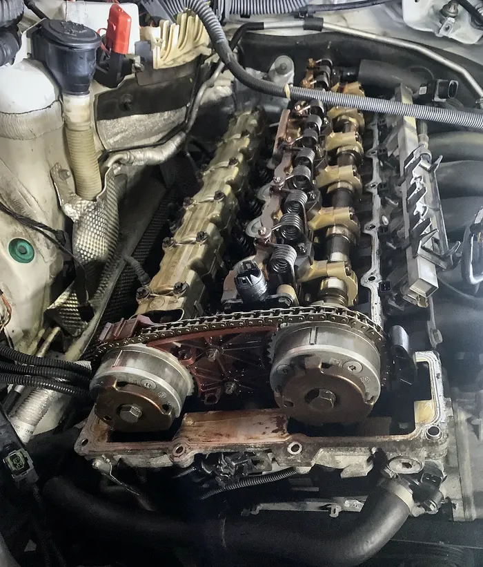 Mechanic Nation real work: BMW N52 with the valve cover off: Valvetronic, VANOS and timing chain exposed