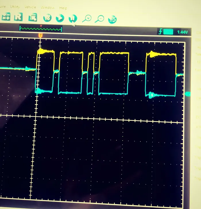 Mechanic Nation real work: CAN bus signal captured on the oscilloscope